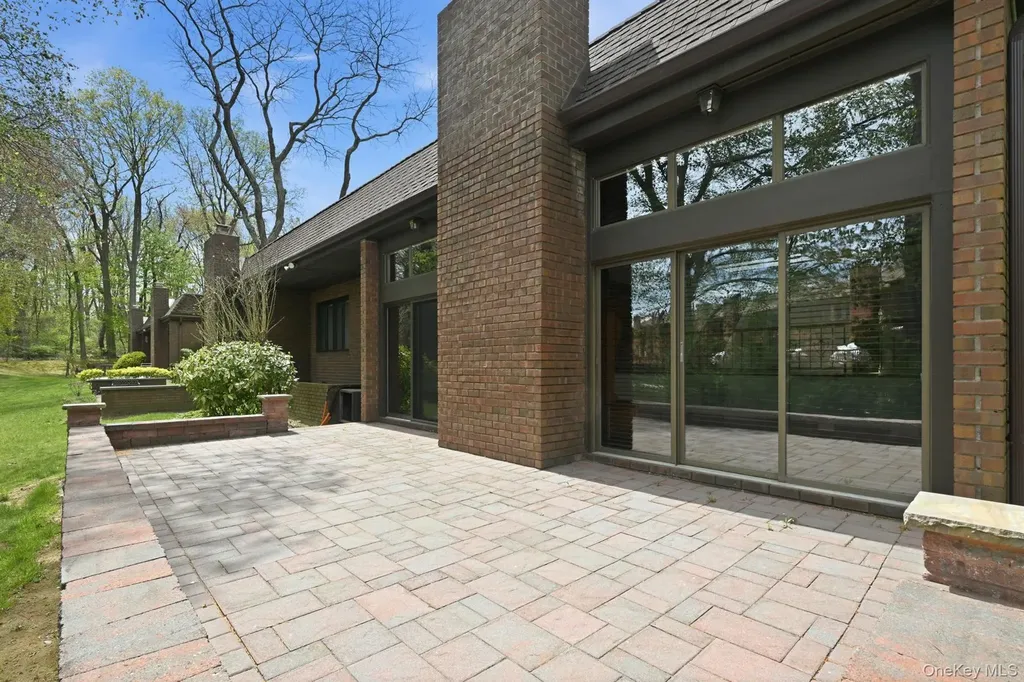 25 Chestnut Hill Roslyn NY 11576