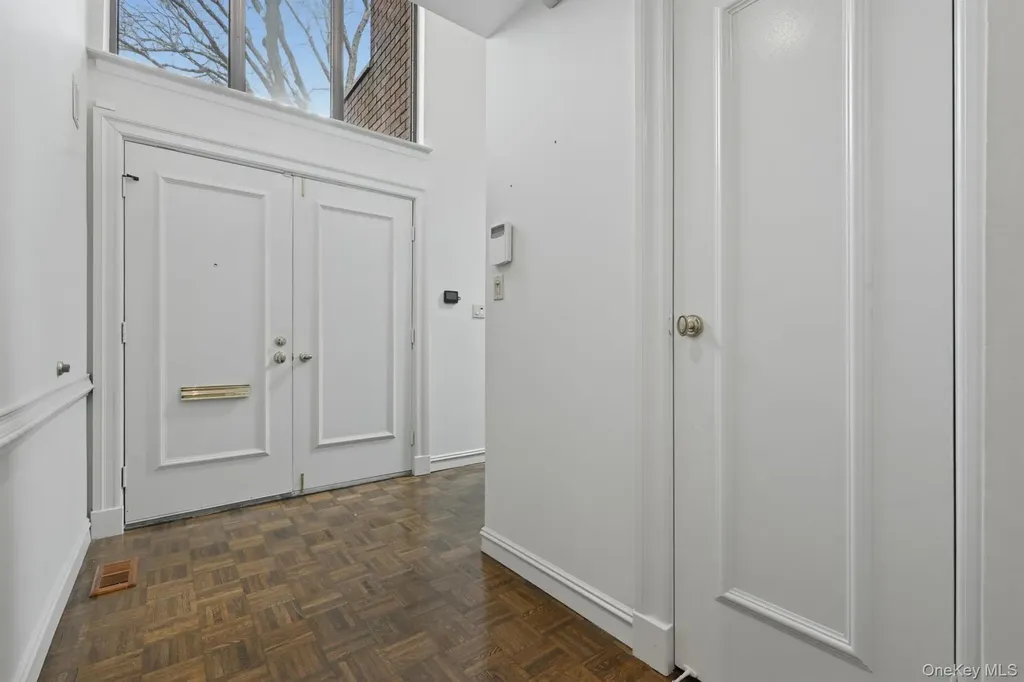 25 Chestnut Hill Roslyn NY 11576