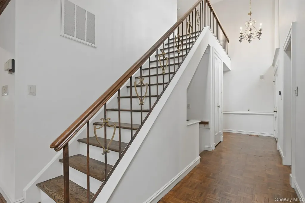 25 Chestnut Hill Roslyn NY 11576