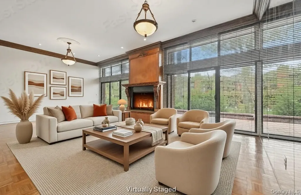 25 Chestnut Hill Roslyn NY 11576