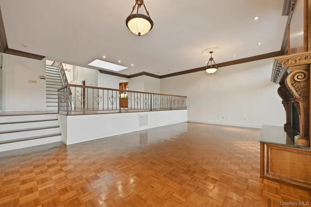 25 Chestnut Hill Roslyn NY 11576