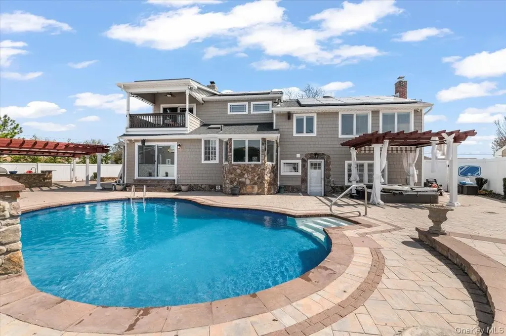 7 Waterview Avenue Massapequa NY 11758