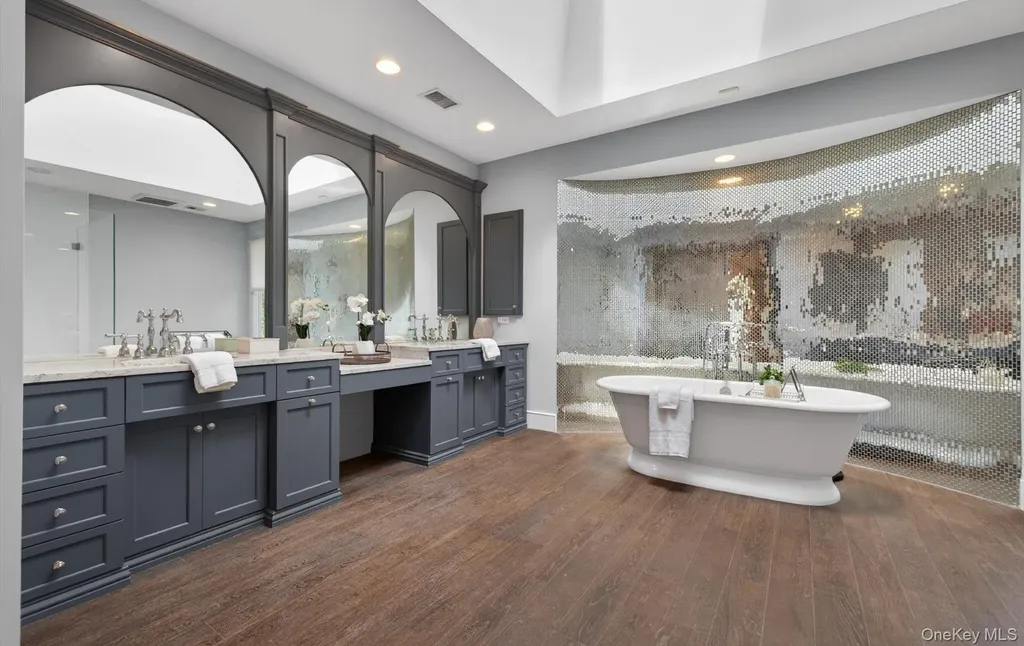 18 Windemere Way Woodbury NY 11797