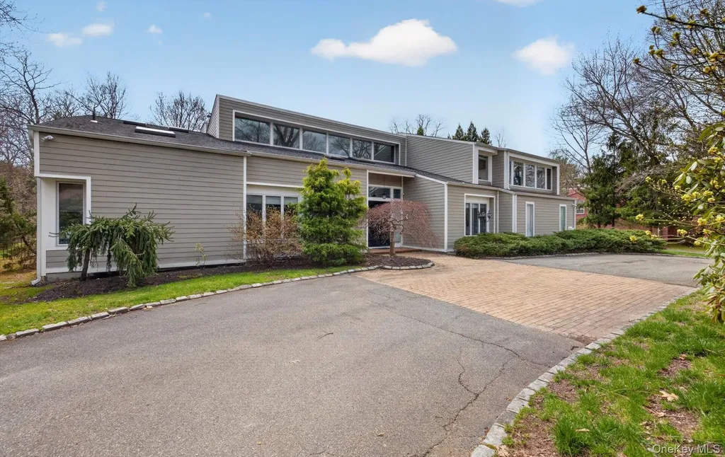 18 Windemere Way Woodbury NY 11797