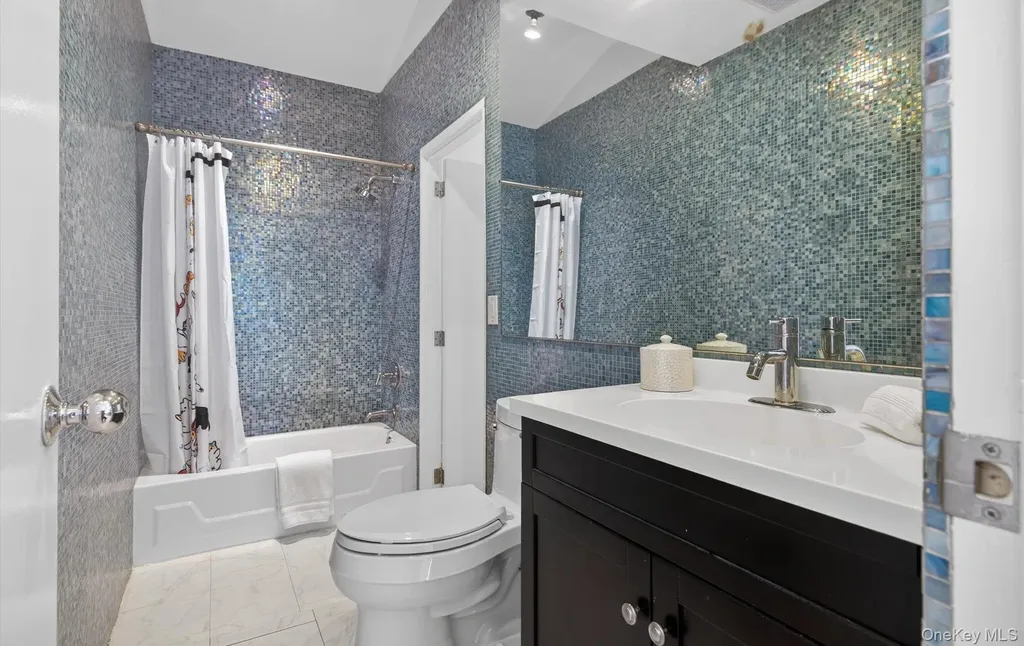 18 Windemere Way Woodbury NY 11797