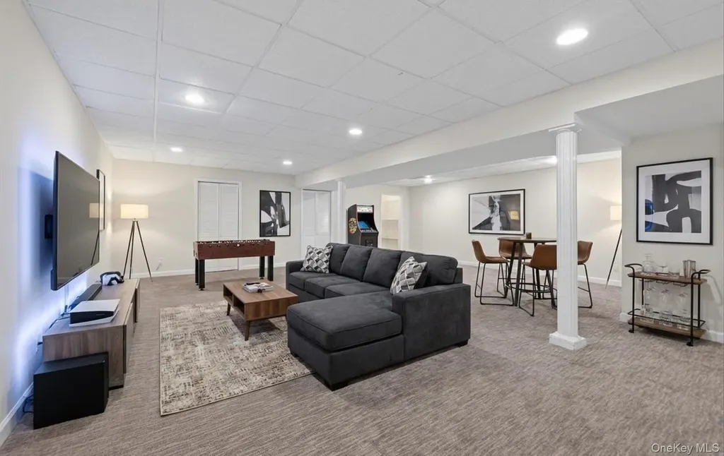 18 Windemere Way Woodbury NY 11797