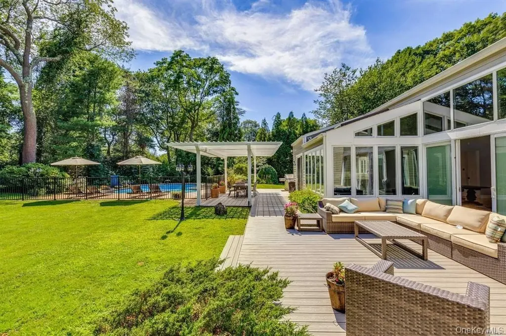 18 Windemere Way Woodbury NY 11797