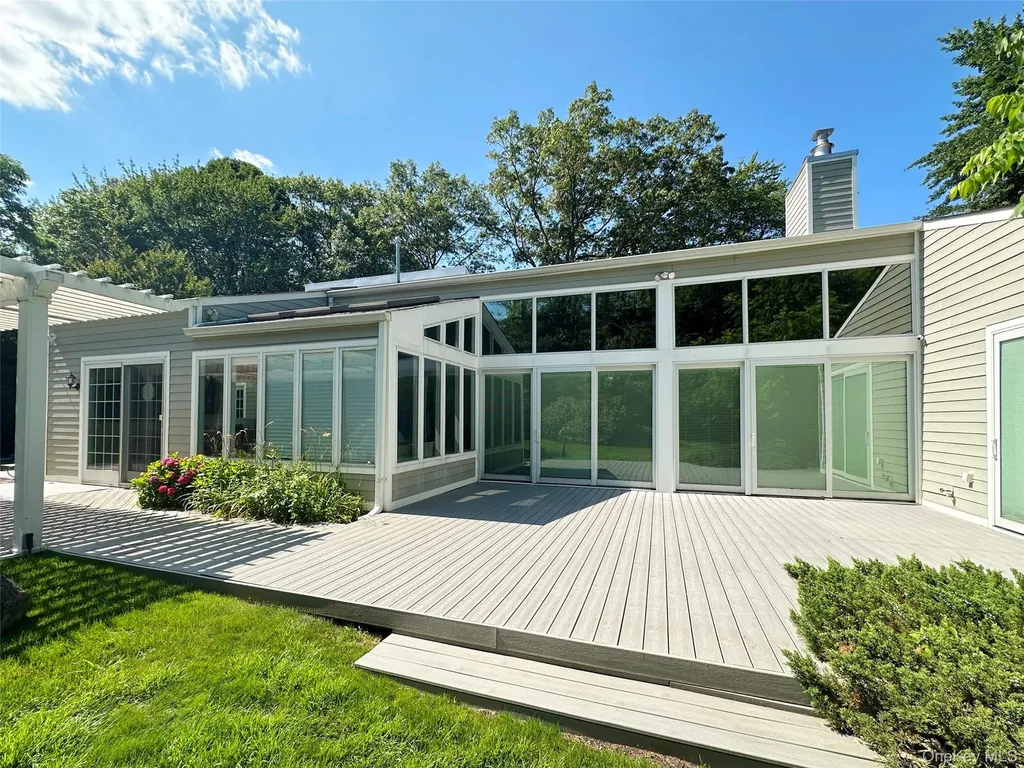 18 Windemere Way Woodbury NY 11797