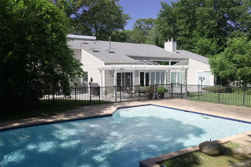 18 Windemere Way Woodbury NY 11797