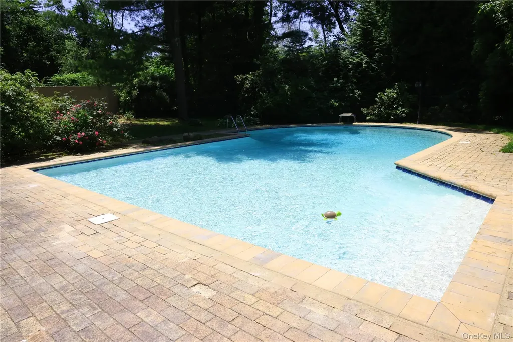 18 Windemere Way Woodbury NY 11797