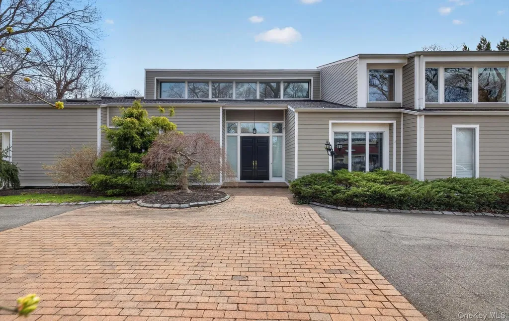 18 Windemere Way Woodbury NY 11797