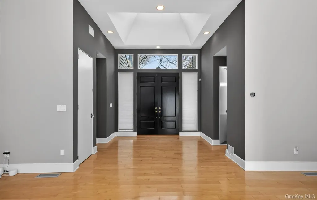 18 Windemere Way Woodbury NY 11797