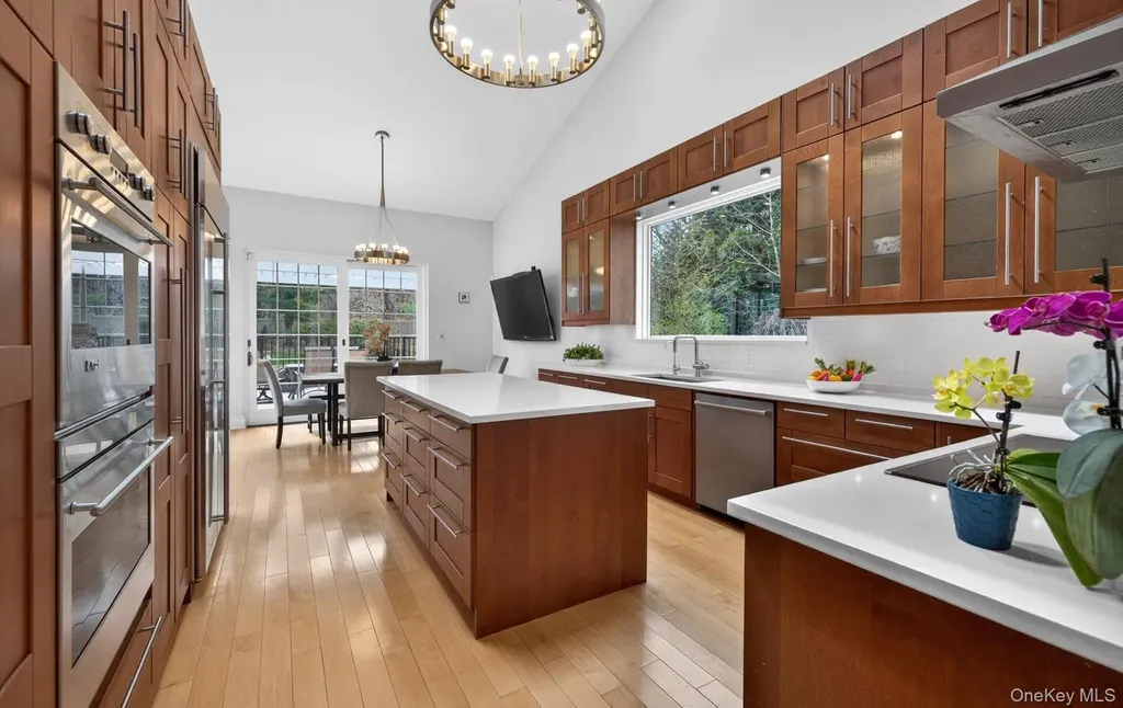 18 Windemere Way Woodbury NY 11797