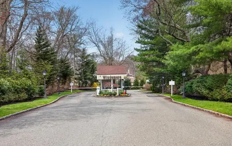 18 Windemere Way Woodbury NY 11797