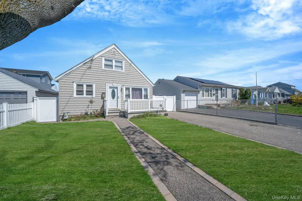 82 E Seacrest Avenue Lindenhurst NY 11757