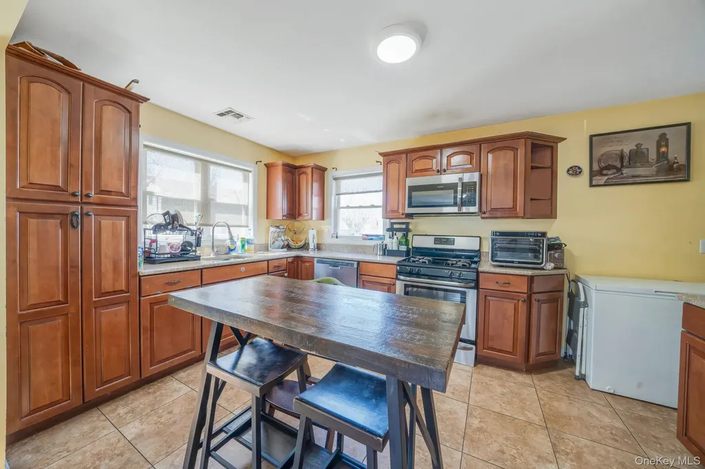 82 E Seacrest Avenue Lindenhurst NY 11757