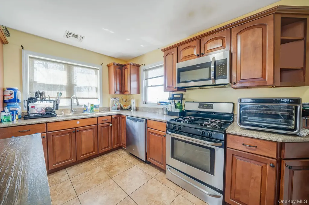 82 E Seacrest Avenue Lindenhurst NY 11757
