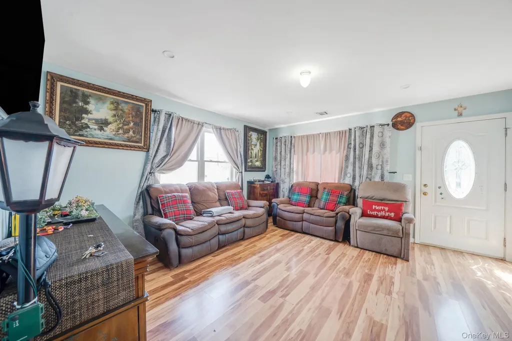 82 E Seacrest Avenue Lindenhurst NY 11757