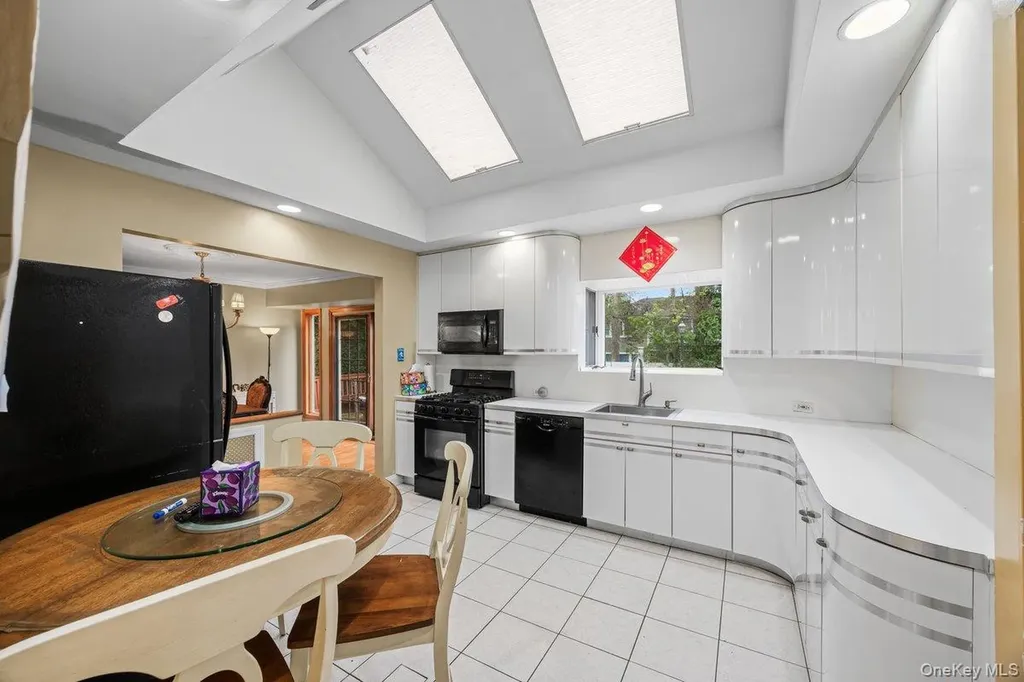 35 Hilldale Road Albertson NY 11507