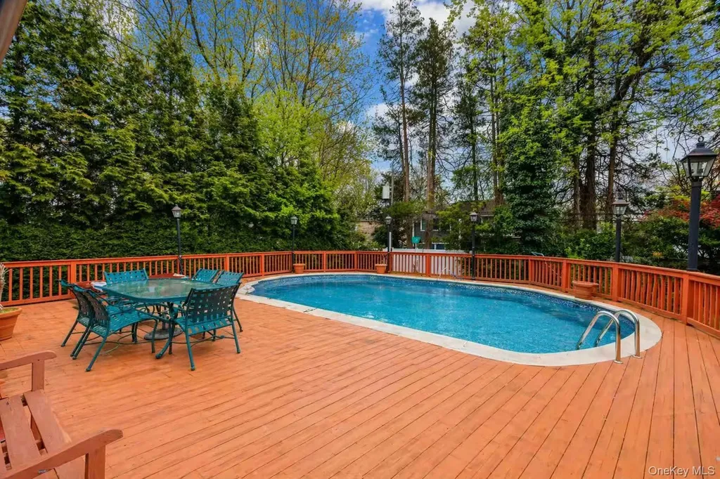35 Hilldale Road Albertson NY 11507