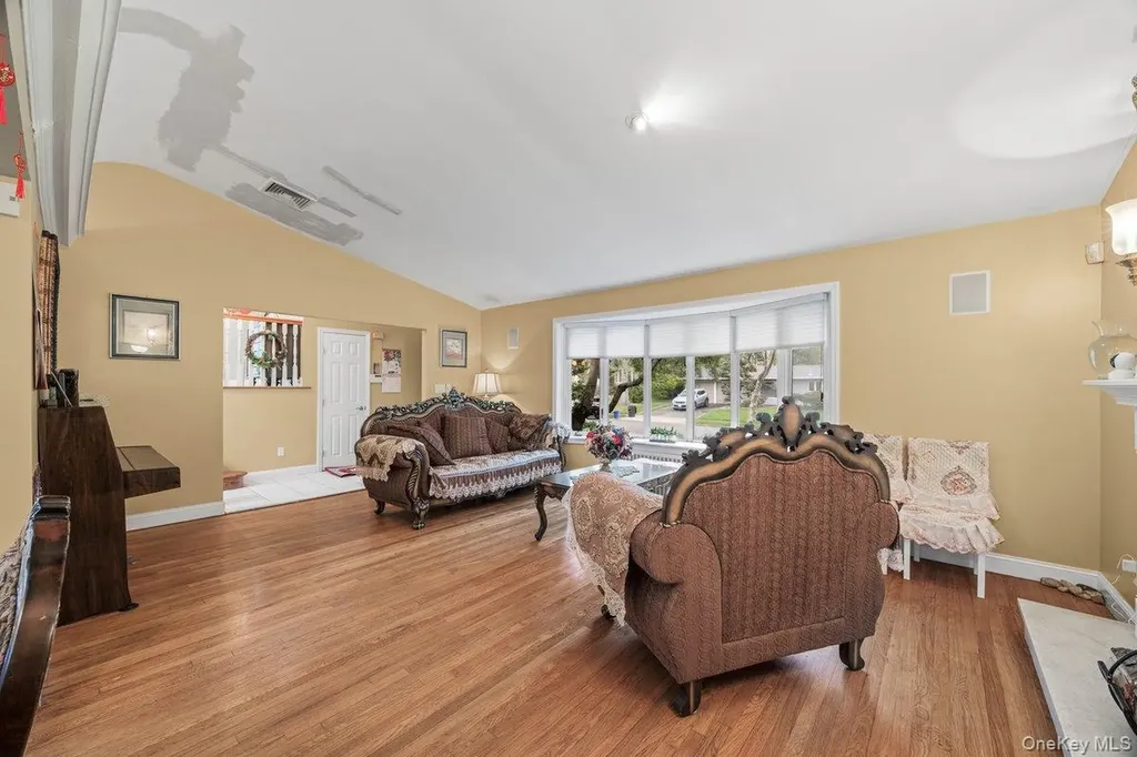35 Hilldale Road Albertson NY 11507