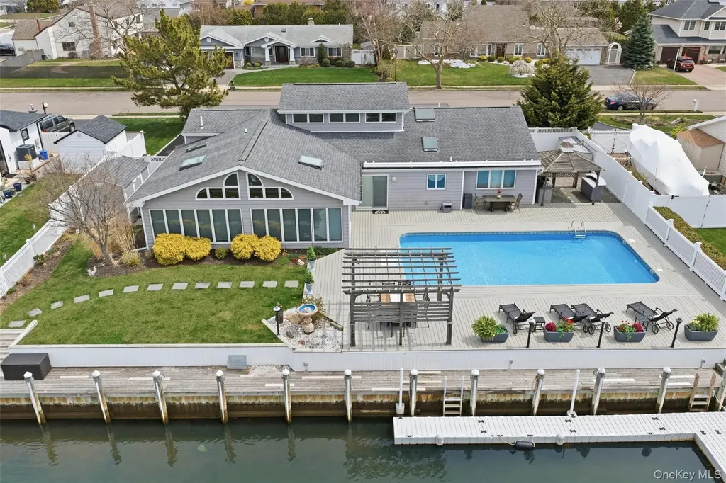 21 Shore Drive W Copiague NY 11726