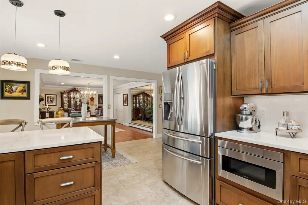 21 Shore Drive W Copiague NY 11726