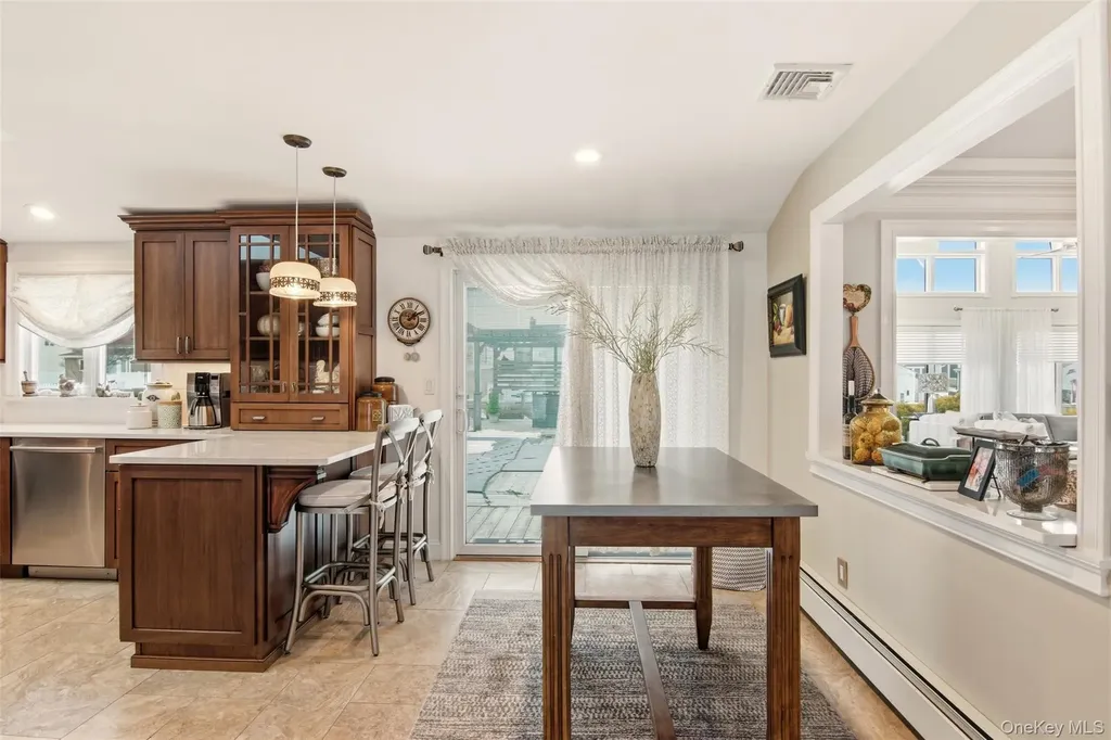 21 Shore Drive W Copiague NY 11726