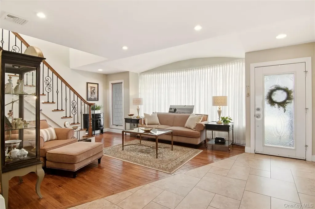 21 Shore Drive W Copiague NY 11726