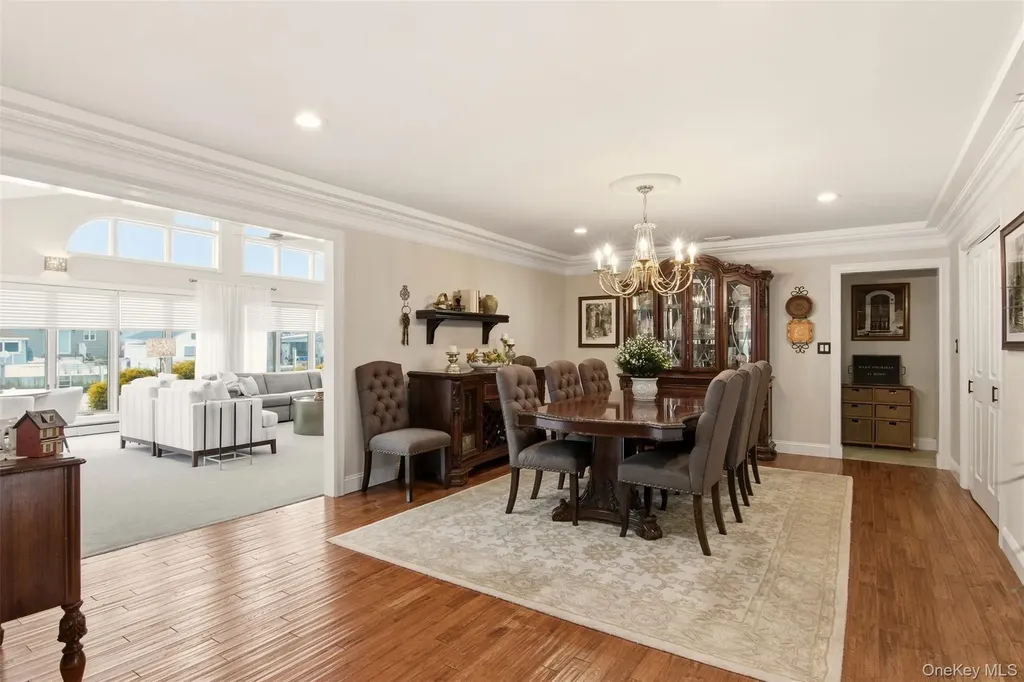 21 Shore Drive W Copiague NY 11726
