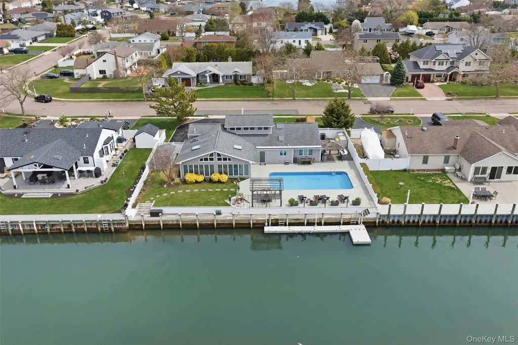 21 Shore Drive W Copiague NY 11726