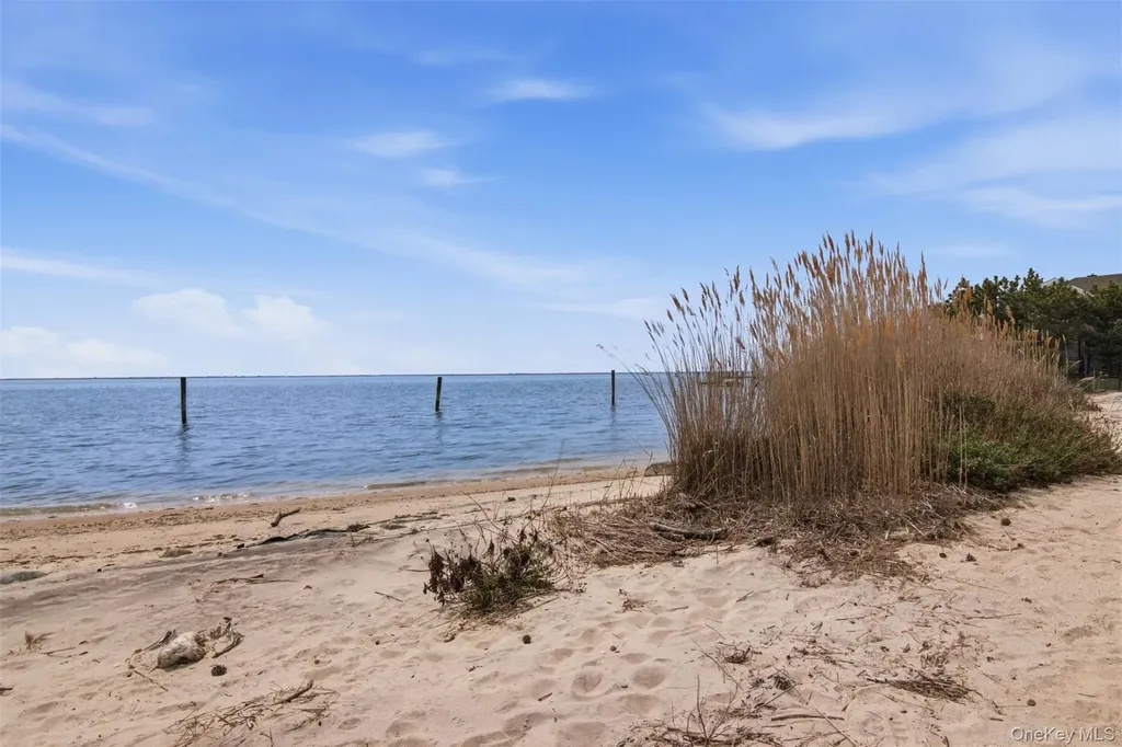 21 Shore Drive W Copiague NY 11726