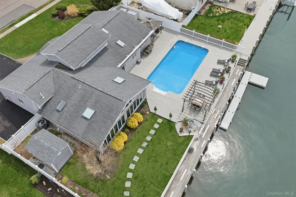21 Shore Drive W Copiague NY 11726