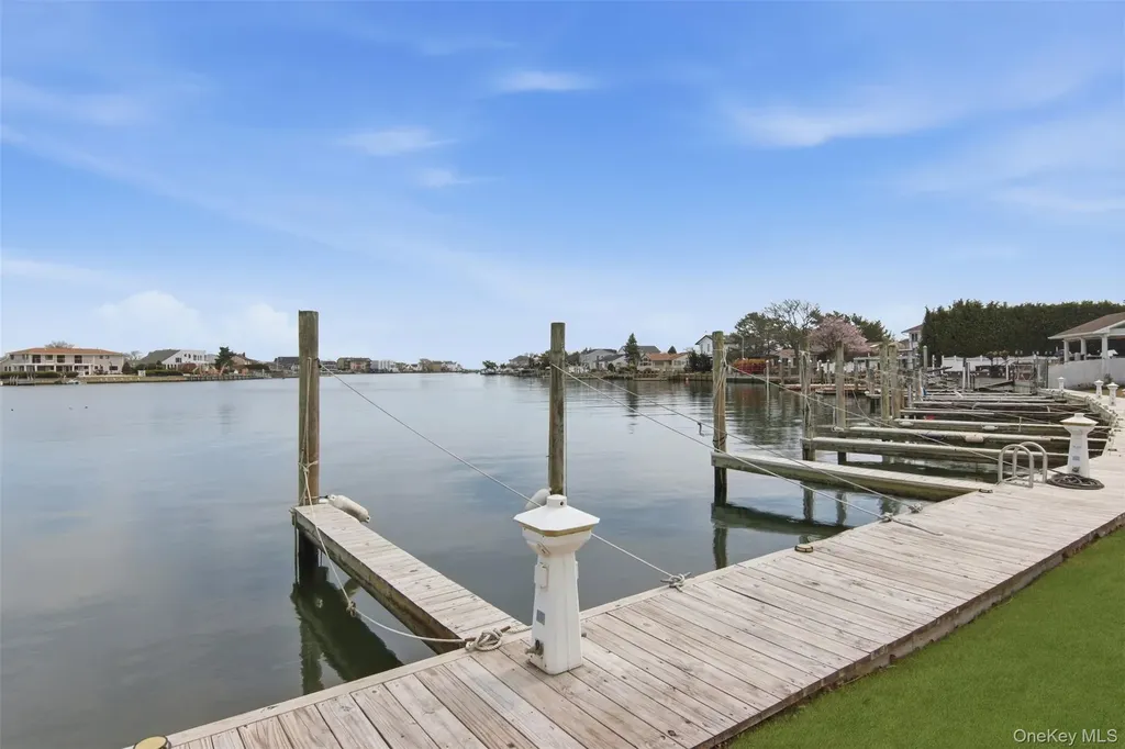 21 Shore Drive W Copiague NY 11726