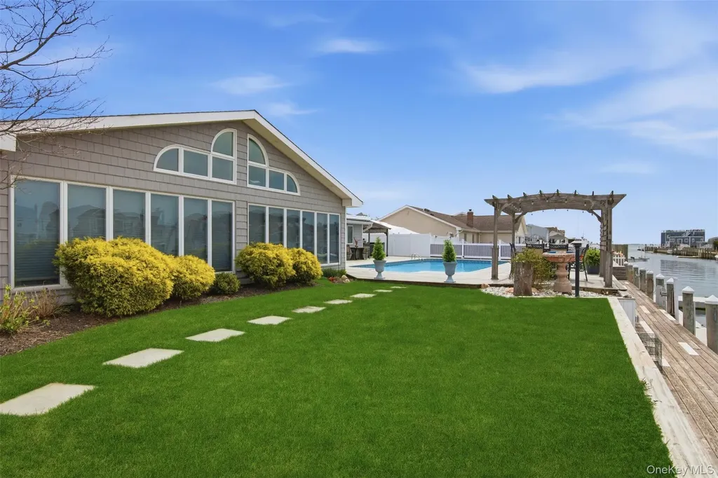 21 Shore Drive W Copiague NY 11726