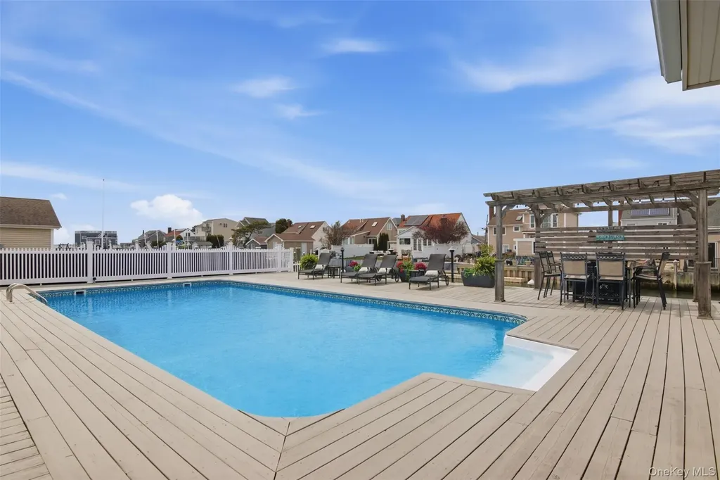 21 Shore Drive W Copiague NY 11726