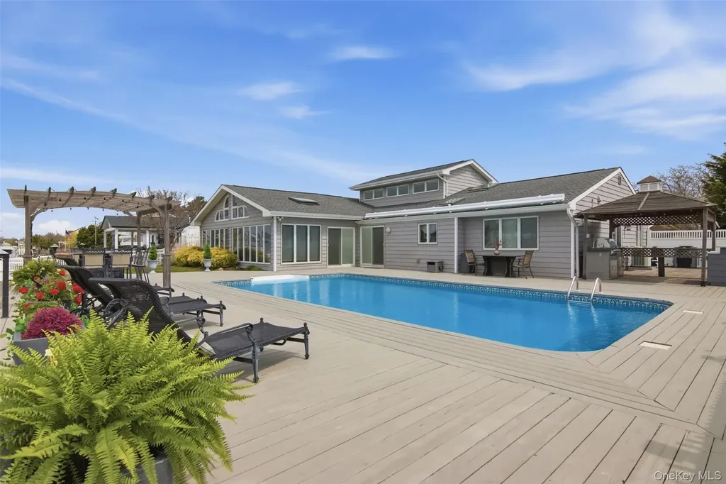 21 Shore Drive W Copiague NY 11726