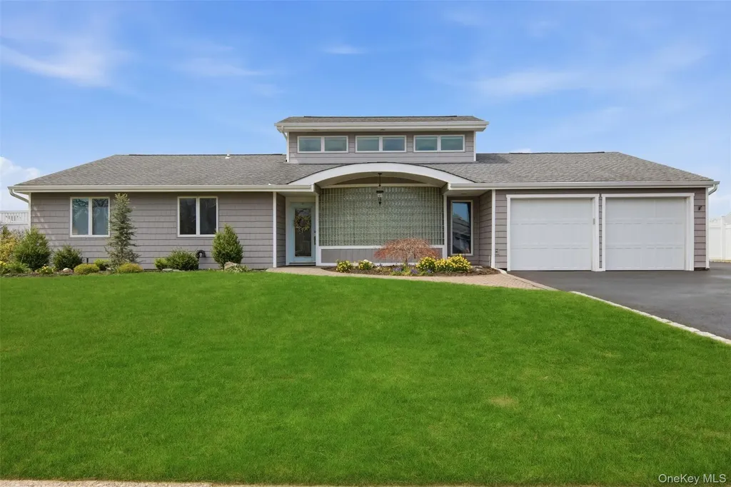 21 Shore Drive W Copiague NY 11726