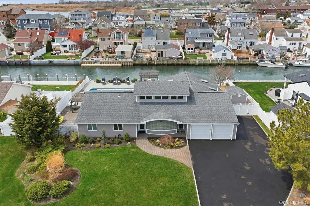21 Shore Drive W Copiague NY 11726