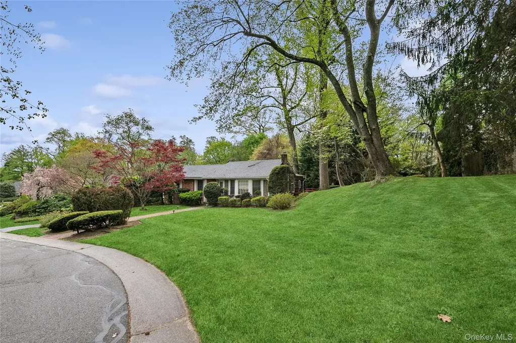 9 Oakwood Circle Roslyn NY 11576