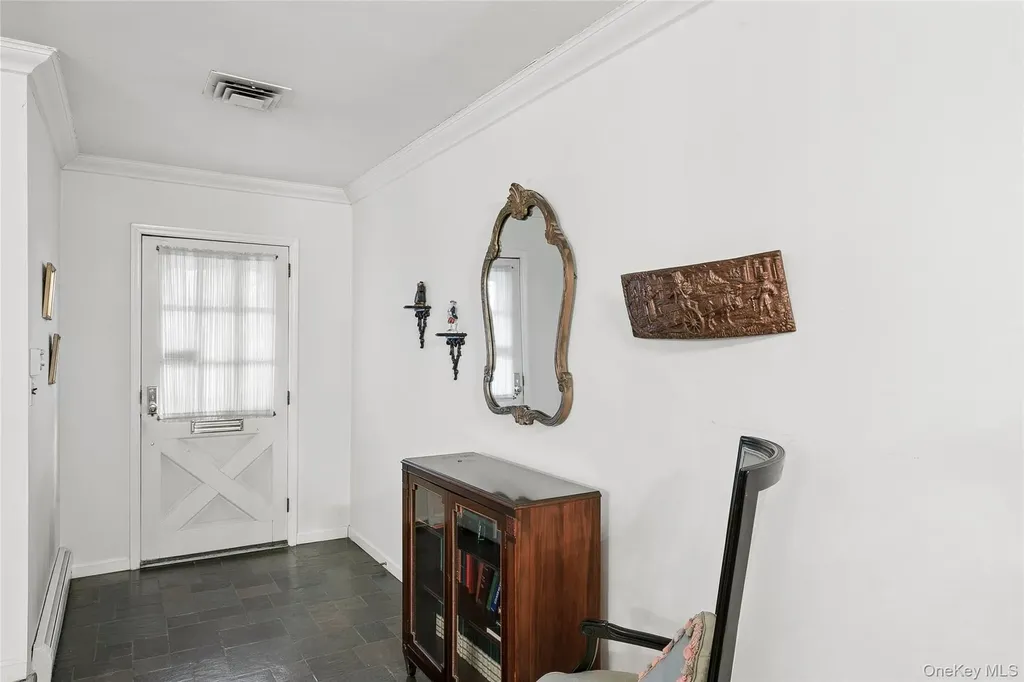 9 Oakwood Circle Roslyn NY 11576
