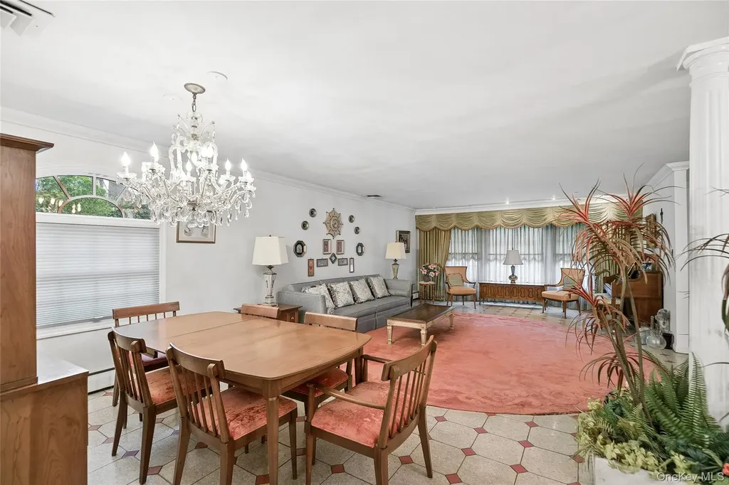 9 Oakwood Circle Roslyn NY 11576