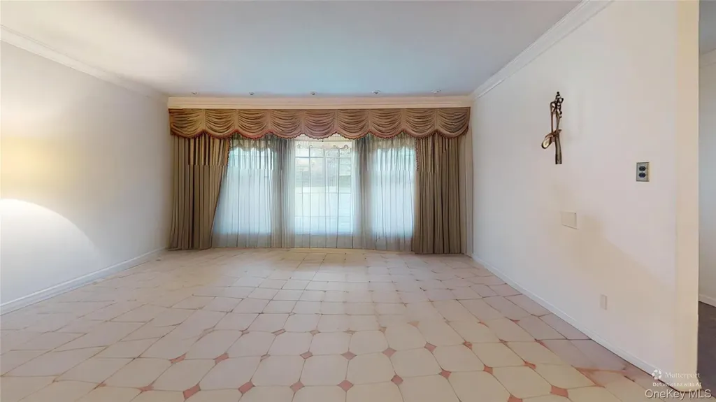 9 Oakwood Circle Roslyn NY 11576