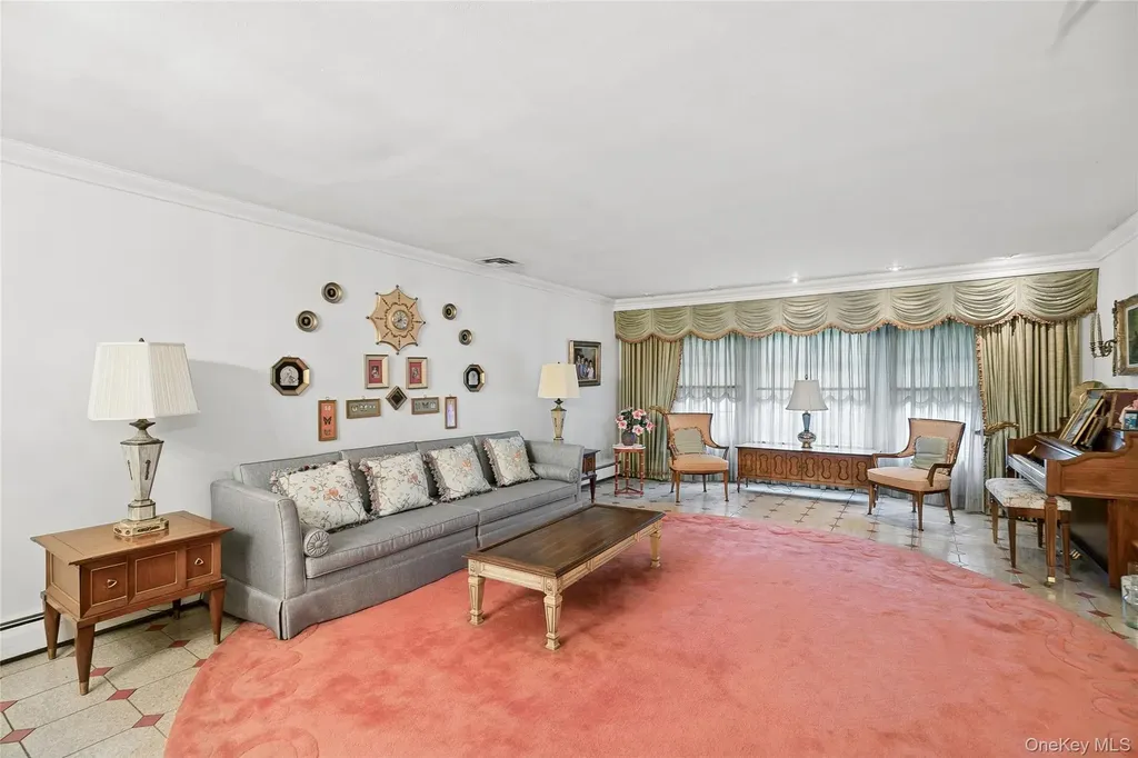 9 Oakwood Circle Roslyn NY 11576