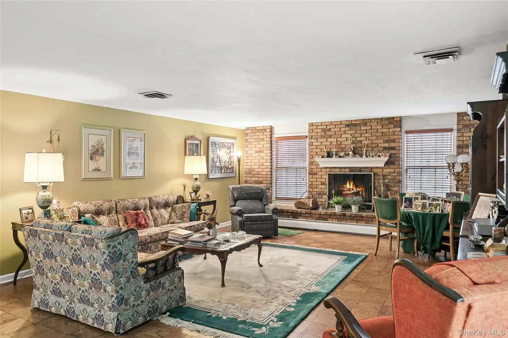 9 Oakwood Circle Roslyn NY 11576