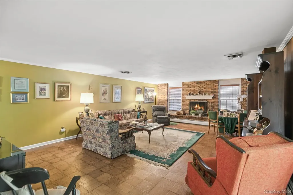 9 Oakwood Circle Roslyn NY 11576