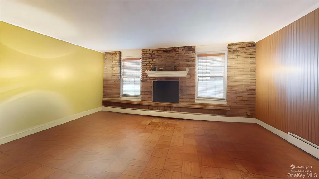 9 Oakwood Circle Roslyn NY 11576