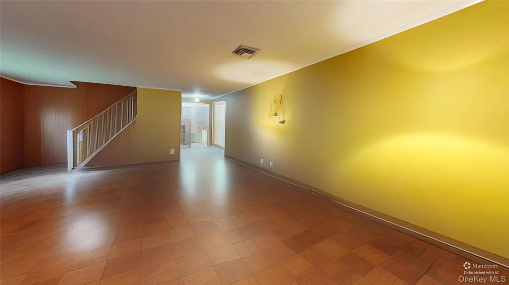 9 Oakwood Circle Roslyn NY 11576