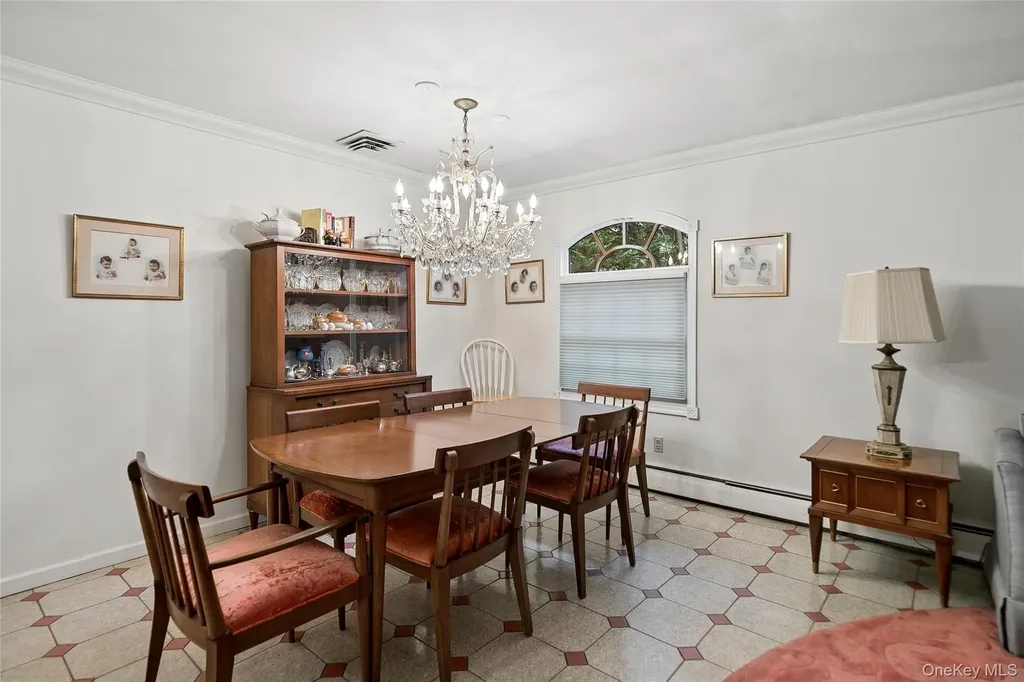 9 Oakwood Circle Roslyn NY 11576