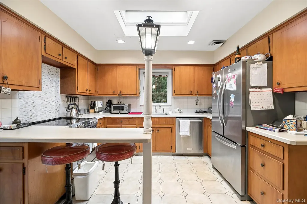 9 Oakwood Circle Roslyn NY 11576